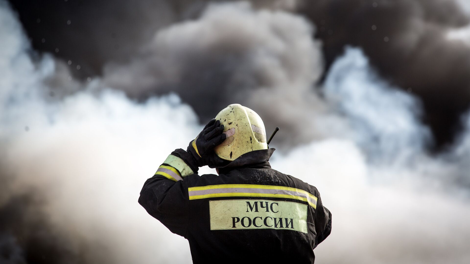 Пожарные спасли 82 человека из горящего дома в Уссурийске
